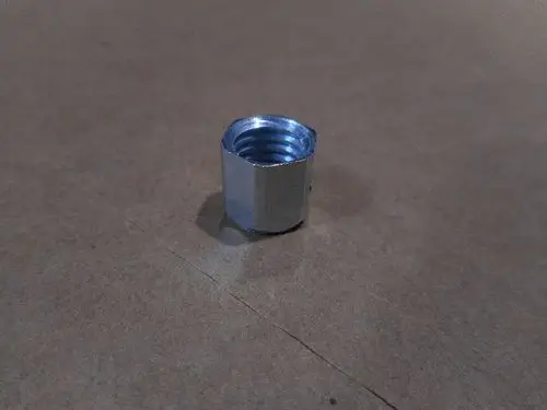 Aluminium-Mutter mit Innengewinde, geeignet für Brennerflansche. Bestandteil des Remeha Heizsystems. Klar erkennbar ist die sechseckige Form.